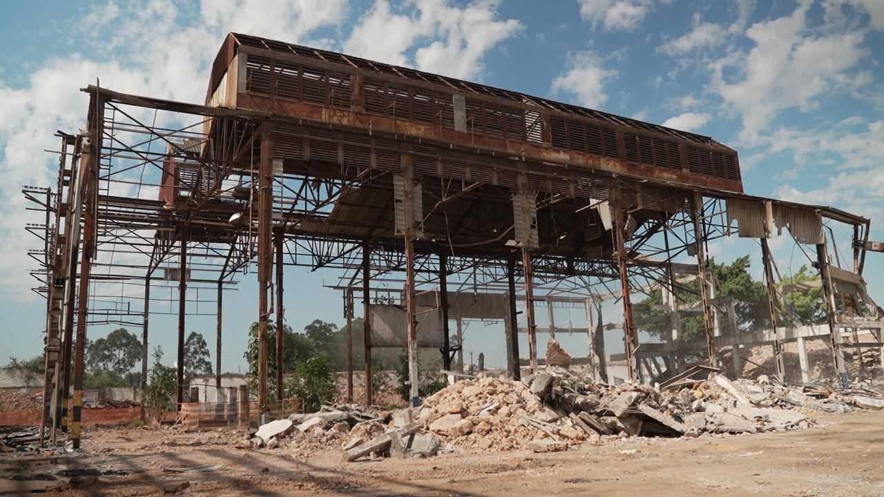 Demolição mecanizada de complexo industrial em Canoas/RS