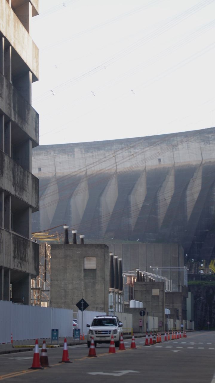 Canteiro de obra com a barragem de Itaipu ao fundo