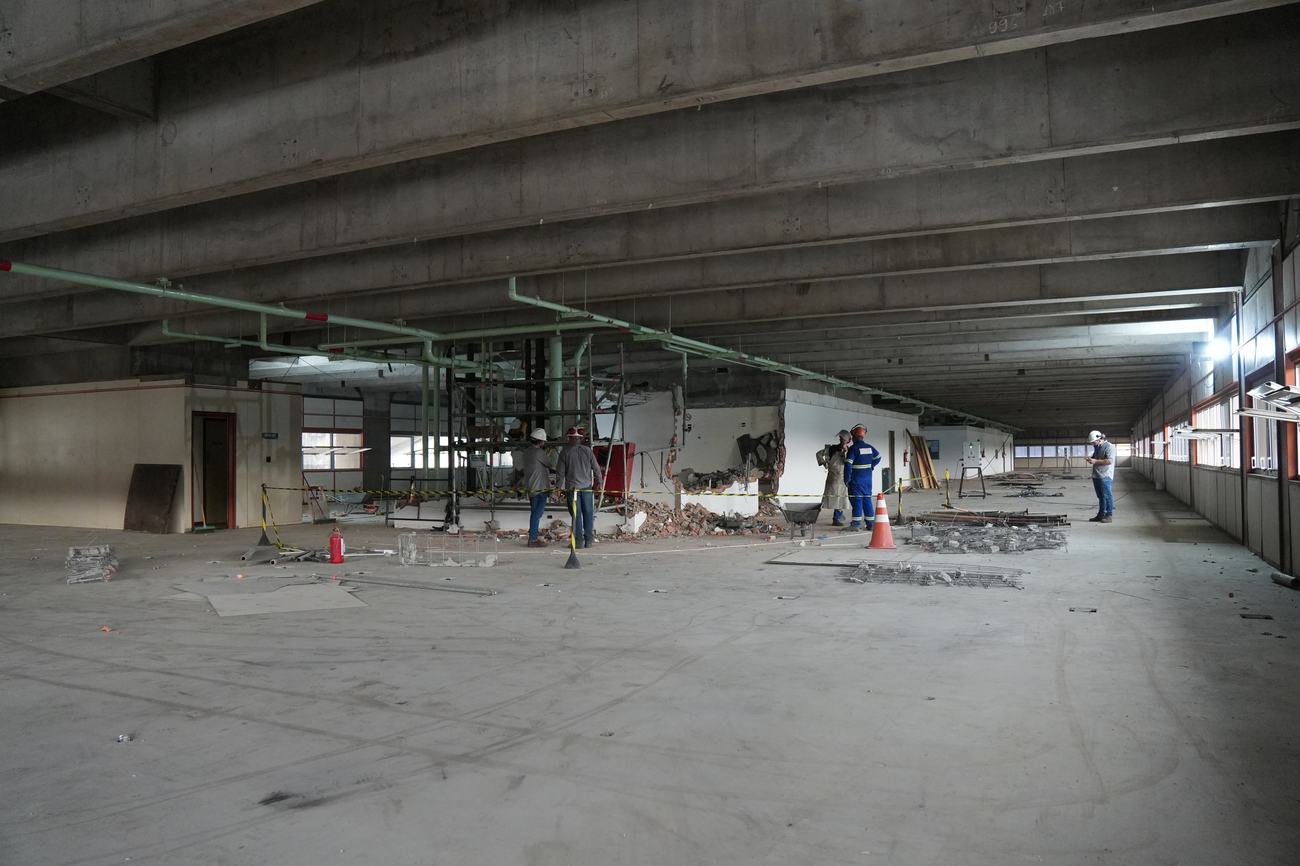 Demolição interna de edificações administrativas