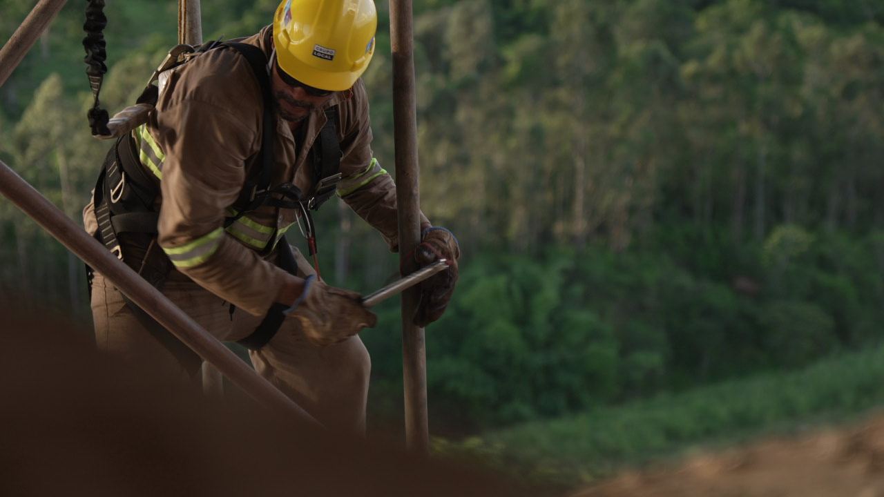Demolição de estrutura elevada em cimenteira
